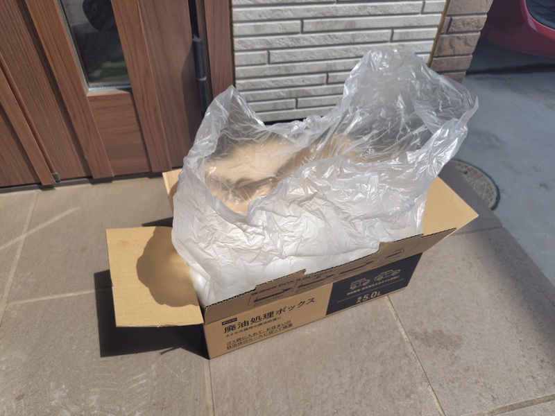 抜いたオイルは廃油処理ボックスで処分する